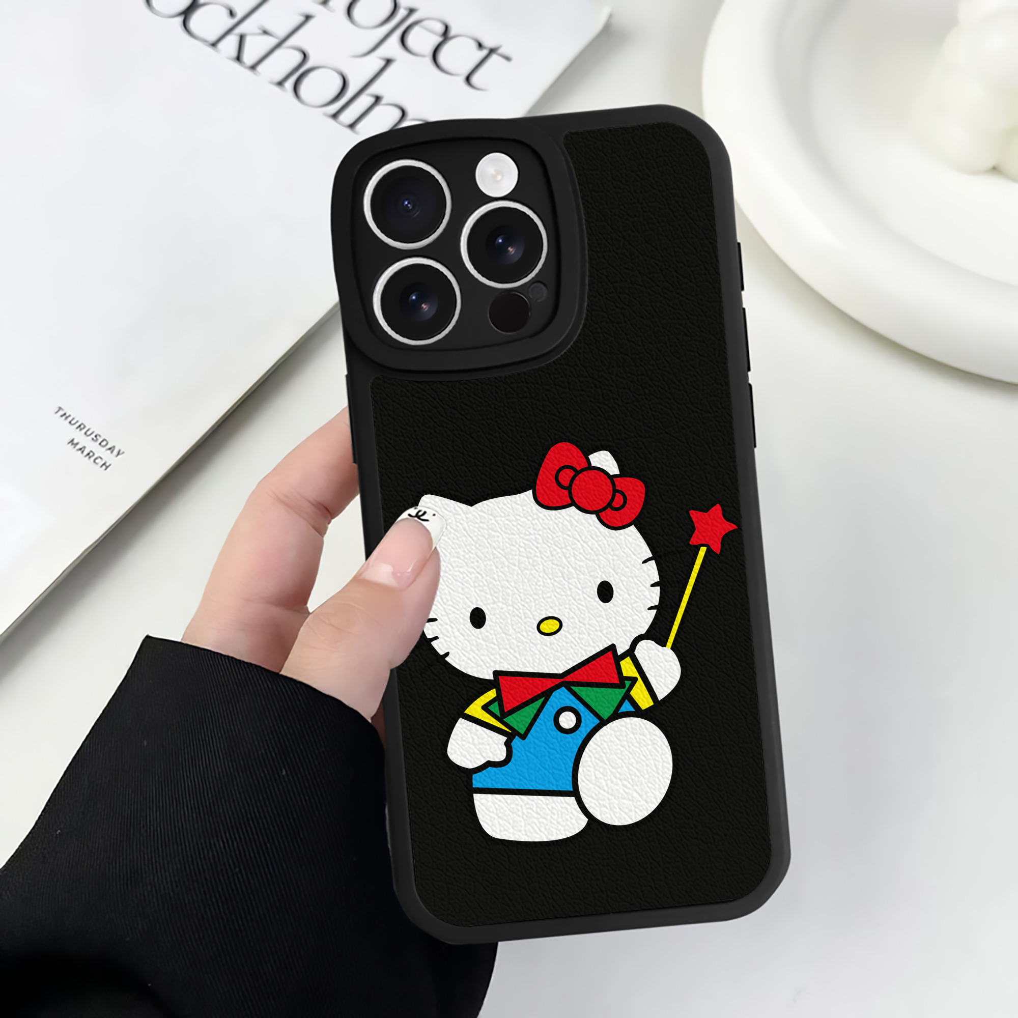 （画像用） Hello Kitty ハローキティ 【iPhone 16シリーズ対応】シリコンスマホケース（レザー調） 材質：シリコン